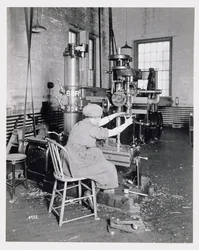 Arbeiterin in einer Fabrik während des Ersten Weltkriegs, um 1917